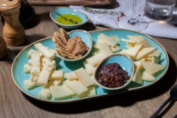 Platou mic de brânzeturi ardelenești cu fructe și semințe image