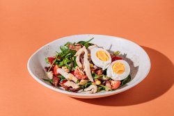 Salată cu pui, ou și bacon image