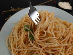 Spaghete Aglio Olio Peperoncino image