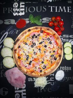 Pizza Quattro Staggioni medie image