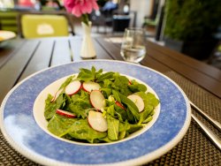 Salată de ridiche și spanac image