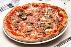 Pizza prosciuto e funghi image