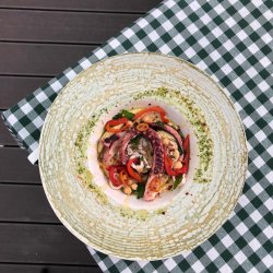 Tentacule și tuburi de calamar la tigaie, cu hummus, roșii cherry, ardei copt image