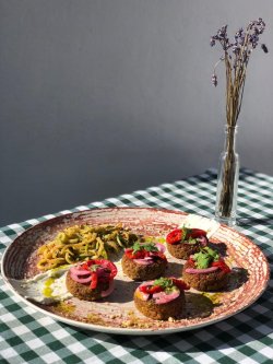 Falafel de linte servite cu dovlecei și sos de iaurt image