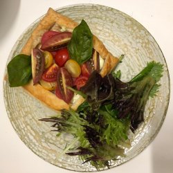 Tartă foietaj cu cremă de brânză, roșii și salată proaspătă image