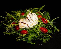 Burrata pe Pat de Rucola cu Roșii Cherry image