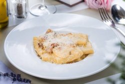 Paccheri alla carbonara cu pancetta (guanciale), ou și parmezan image