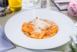 Paccheri amatriciana cu pancetta (guanciale), sos de roșii și pecorino image