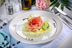 Tartar de somon cu maioneză de avocado si ragu de capsuni image