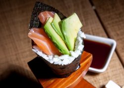 Salmon-avocado temaki image