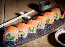 Salmon uramaki image