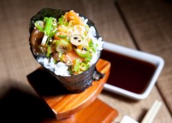 Spicy salmon temaki image