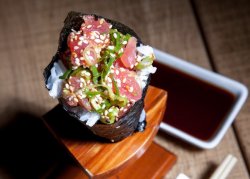 Spicy tuna temaki image