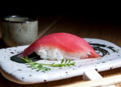 Tuna nigiri image