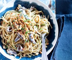 Spaghetti cu anchois și muguri de pin image