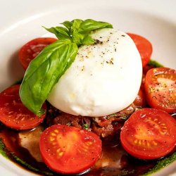 Burrata fresca con pomodorini e olio extravirgine image