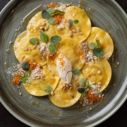 Cappellacci con camembert e pere in salsa di burro e noci image