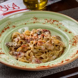 Fettucine con funghi Porcini, pancetta e panna image