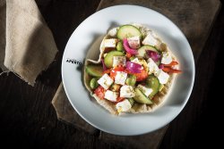 Salată grecească cu avocado  image