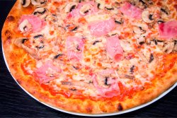 Pizza Prosciutto e Funghi image