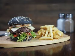 Burger surf & turf cu cartofi prăjiți image