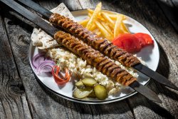 Adana kebab la farfurie image