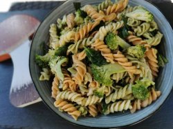 Salata de paste cu broccoli si baby spanac (vegana) image