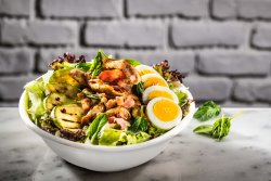 Salată egg&bacon cu pui image