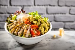 Salată pesto chicken image