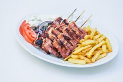 Souvlaki de pui și bacon la farfurie image