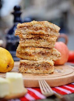 Prăjitură de casă cu mere și pere image