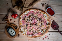 Pizza Prosciutto e Funghi Delivery image