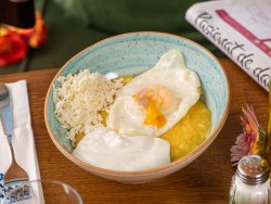 Mămăligă cu ou, brânză și smântână  image
