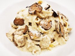 Tagliatelle fresca con porcini e scaglie di tartufo nero image