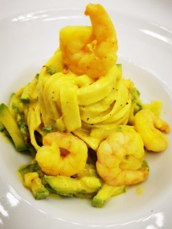 Tagliatelle fresca zucchine e gamberi image