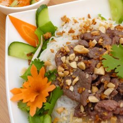 Bún bò Nam Bộ / Salată din sudul Vietnamului, cu noodles, carne de vită, arahide, muguri de soia, coriandru, condimente specific Vietnameze image