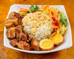 Cơm thịt lợn, rau xào / Carne de porc cu ouă, orez și legume image