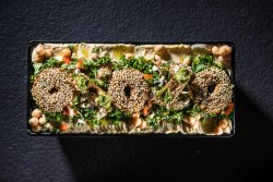 Kebun de falafel cu hummus, tahina și tabouleh image