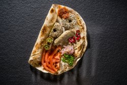 Falafel cu sos de vinete și rodii image