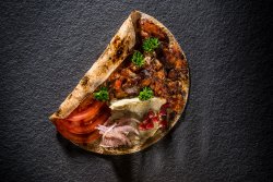 Kebab de pui cu sos de vinete și rodii image