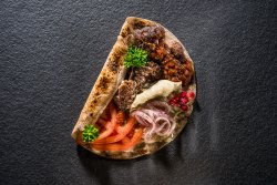Kebab de vită cu sos de vinete și rodii image