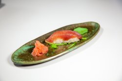 Tuna nigiri image