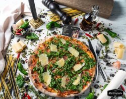 Pizza Prosciutto Di Parma, Rucola E Parmigiano image