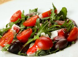 Salată de Rucola cu Feta, roșii și puțină Zmeură  image