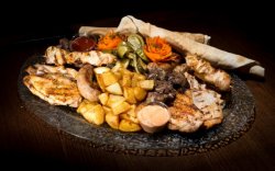 Platoul casei cald servit cu salată de murături (2-3 persoane) image