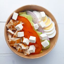 Salată mixtă cu pui și ou image