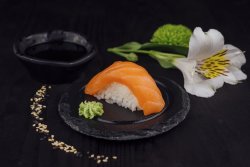 Salmon Nigiri image