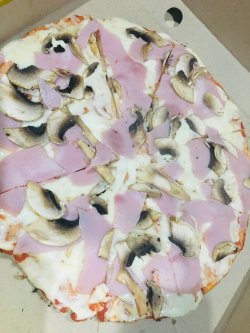 Pizza Prosciutto Funghi image