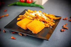 Breaded fried cheese și cartofi image