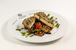 Tofu în crustă de susan cu legume la grill image
